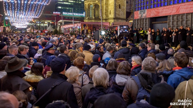 To był ostatni z punktów wtorkowych obchodów 1. rocznicy zamachu terrorystycznego na jarmarku w Berlinie. Fot. Olaf Nowicki [Radio Szczecin] Łańcuch światła w Berlinie. Rok po zamachu terrorystycznym [ZDJĘCIA]