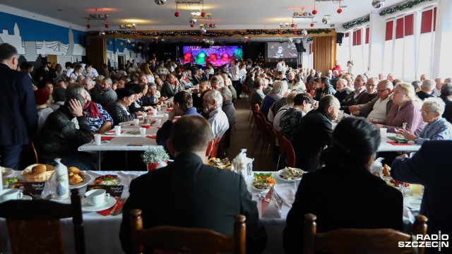 Ponad 400 samotnych, bezdomnych i ubogich mieszkańców zasiadło do największego w Szczecinie wigilijnego stołu. Tradycyjnie - po raz 24. - w Domu Kultury Słowianin. Fot.Weronika Łyczywek [Radio Szczecin] Największy wigilijny stół dla bezdomnych w DK Słowianin [WIDEO, ZDJĘCIA]