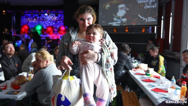 Ponad 400 samotnych, bezdomnych i ubogich mieszkańców zasiadło do największego w Szczecinie wigilijnego stołu. Tradycyjnie - po raz 24. - w Domu Kultury Słowianin. Fot.Weronika Łyczywek [Radio Szczecin] Największy wigilijny stół dla bezdomnych w DK Słowianin [WIDEO, ZDJĘCIA]