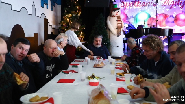Ponad 400 samotnych, bezdomnych i ubogich mieszkańców zasiadło do największego w Szczecinie wigilijnego stołu. Tradycyjnie - po raz 24. - w Domu Kultury Słowianin. Fot.Weronika Łyczywek [Radio Szczecin] Największy wigilijny stół dla bezdomnych w DK Słowianin [WIDEO, ZDJĘCIA]