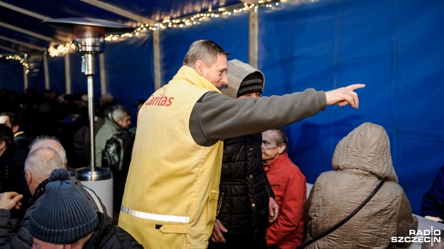Wigilia dla samotnych i potrzebujących przy szczecińskiej katedrze. Fot. Olaf Nowicki [Radio Szczecin] Samotni i potrzebujący spotkali się na Wigilii [ZDJĘCIA]