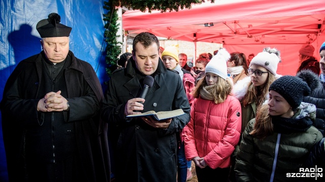Wigilia dla samotnych i potrzebujących przy szczecińskiej katedrze. Fot. Olaf Nowicki [Radio Szczecin] Samotni i potrzebujący spotkali się na Wigilii [ZDJĘCIA]
