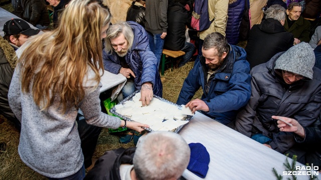 Wigilia dla samotnych i potrzebujących przy szczecińskiej katedrze. Fot. Olaf Nowicki [Radio Szczecin] Samotni i potrzebujący spotkali się na Wigilii [ZDJĘCIA]