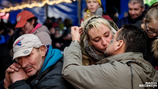 Wigilia dla samotnych i potrzebujących przy szczecińskiej katedrze. Fot. Olaf Nowicki [Radio Szczecin] Samotni i potrzebujący spotkali się na Wigilii [ZDJĘCIA]