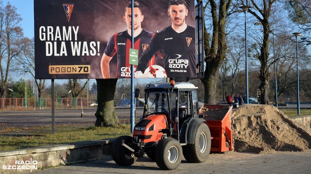 Zdewastowana murawa po meczu Pogoni. Trwają prace na stadionie [ZDJĘCIA]