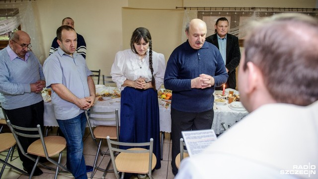 Samotni i bezdomni spotkali się przy wigilijnym stole na Pomorzanach [ZDJĘCIA]