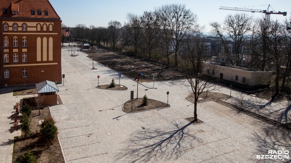 Problemu by nie było, gdyby studenci i wykładowcy mogli korzystać z parkingu przy kampusie. Fot. Weronika Łyczywek [Radio Szczecin]