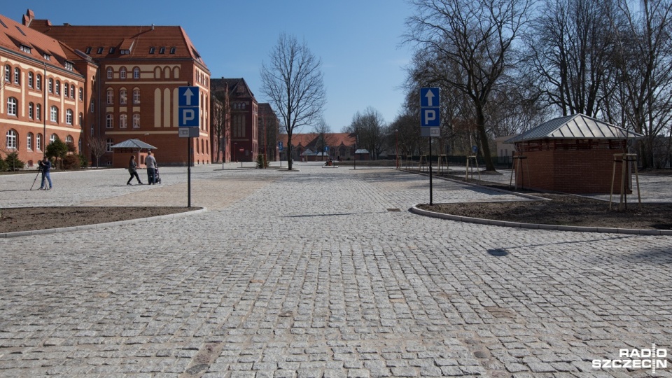 Problemu by nie było, gdyby studenci i wykładowcy mogli korzystać z parkingu przy kampusie. Fot. Weronika Łyczywek [Radio Szczecin]