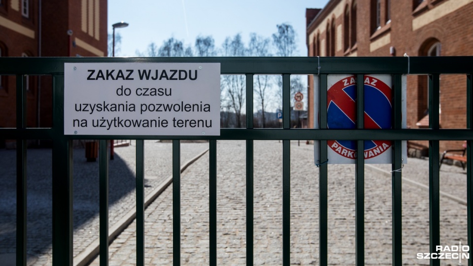 Problemu by nie było, gdyby studenci i wykładowcy mogli korzystać z parkingu przy kampusie. Fot. Weronika Łyczywek [Radio Szczecin]