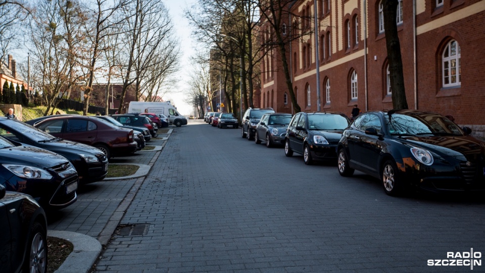 Problemu by nie było, gdyby studenci i wykładowcy mogli korzystać z parkingu przy kampusie. Fot. Weronika Łyczywek [Radio Szczecin]