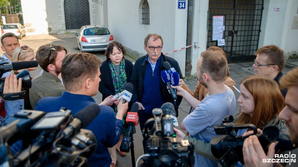 Jak poinformował dr Stefan Nowaczyk prowadzący badania w tej sprawie, słup podtrzymujący stropy wbił się w grunt na głębokość kilku metrów. Fot. Olaf Nowicki [Radio Szczecin]