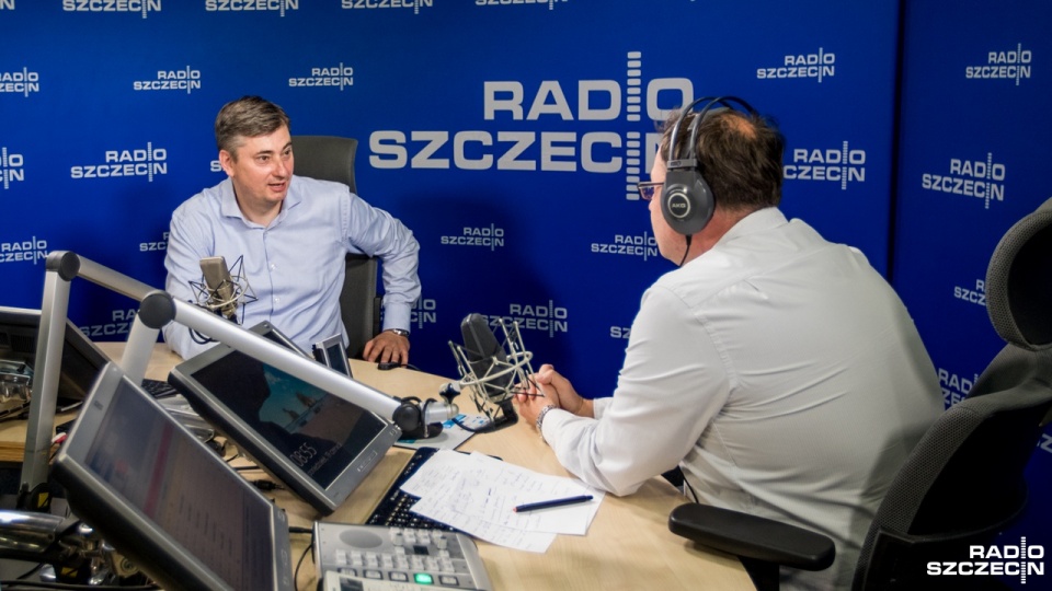 W "Rozmowach pod krawatem" Maciej Skorża nie chciał jasno zadeklarować co byłoby sukcesem, w zaczynającym się za niespełna miesiąc, sezonie Ekstraklasy. Fot. Weronika Łyczywek [Radio Szczecin]