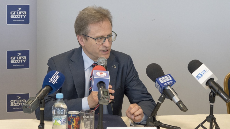 Jak mówi prezes Grupy Azoty Wojciech Wardacki, tym razem główny partner klubu postanowił podpisać umowę na dwa lata, ponieważ liczy na sukcesy piłkarzy Pogoni w kraju oraz na arenie międzynarodowej. Fot. Piotr Sawiński [Radio Szczecin]
