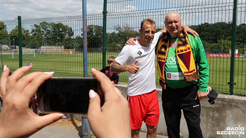 Kamil Grosicki wspiera zmagającego się z nowotworem byłego zawodnika i trenera bramkarzy Pogoni Szczecin Zbigniewa Długosza oraz potrzebujące dzieci. Fot. Weronika Łyczywek [Radio Szczecin]