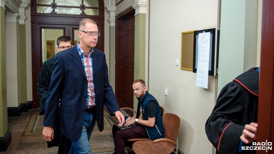 Tomasz J. przyszedł do sądu wraz z obrońcą. Fot. Olaf Nowicki [Radio Szczecin]
