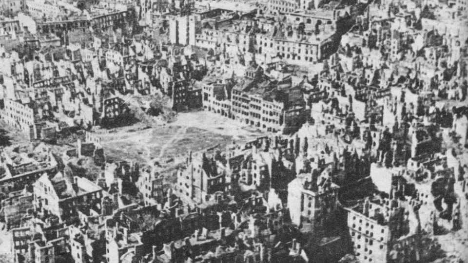 Rząd w Berlinie utrzymuje, że w 1953 roku Polska wiążąco zrezygnowała z reparacji w stosunku do całych Niemiec. źródło: pl.wikipedia.org/wiki/Zburzenie_Warszawy
