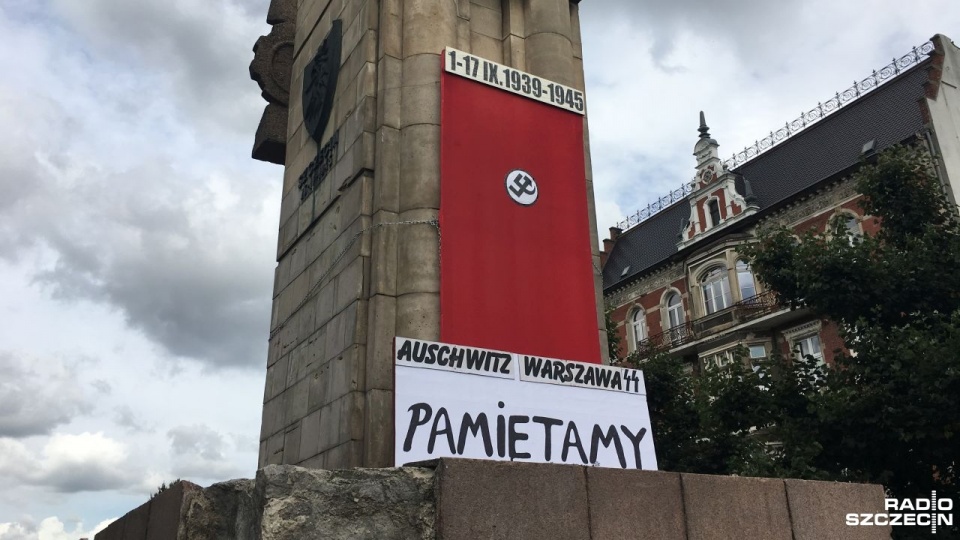 Prostes przed Pomnikiem Wdzięczności dla Armii Radzieckiej przy placu Żołnierza w Szczecinie. Fot. Tomasz Duklanowski [Radio Szczecin]