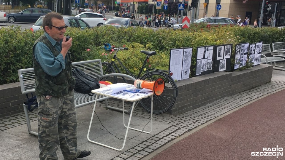 Prostes przed Pomnikiem Wdzięczności dla Armii Radzieckiej przy placu Żołnierza w Szczecinie. Fot. Tomasz Duklanowski [Radio Szczecin]