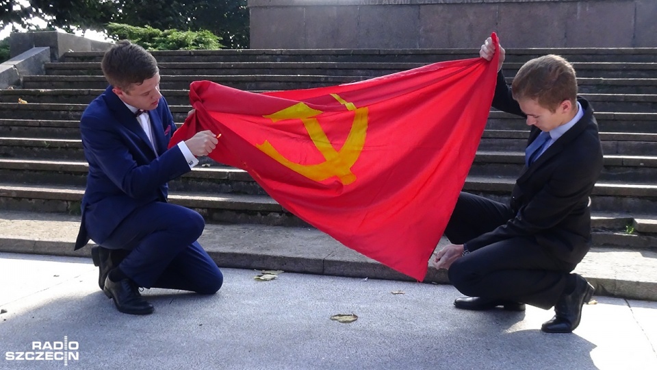 Spalili czerwoną flagę z sierpem i młotem oraz zapytali: kiedy prezydent Szczecina wreszcie usunie Pomnik Wdzięczności dla Armii Czerwonej z pl. Żołnierza Polskiego. Fot. Maciej Papke [Radio Szczecin]