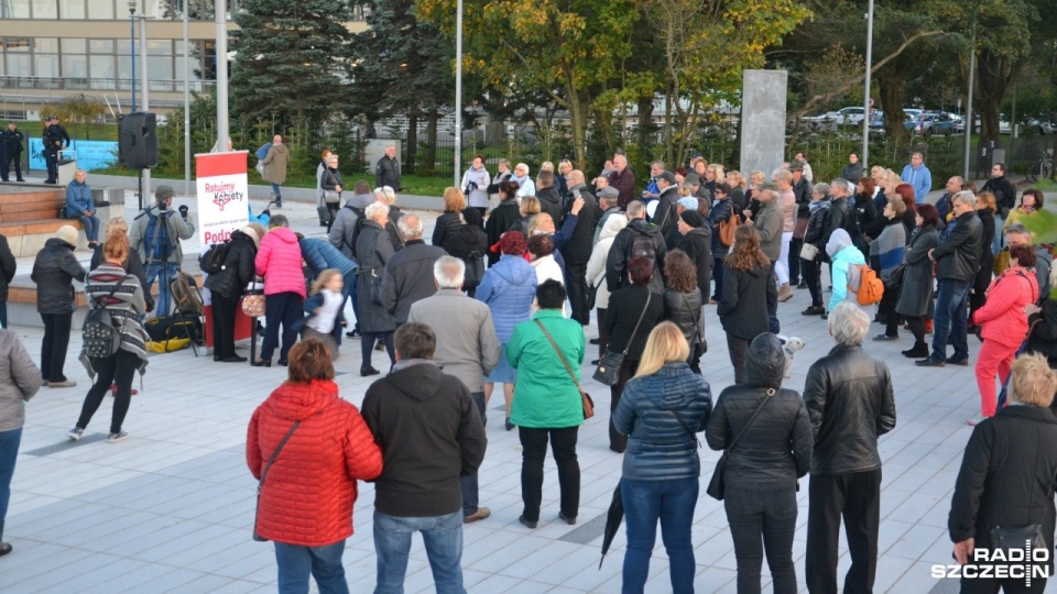 Czarny protest w Kołobrzegu. Fot. Przemysław Polanin [Radio Szczecin]