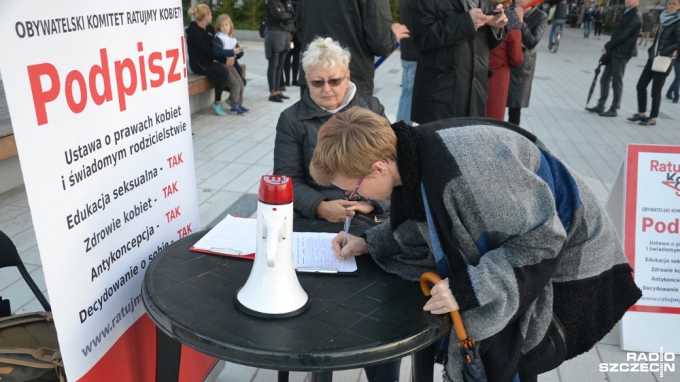Czarny protest w Kołobrzegu. Fot. Przemysław Polanin [Radio Szczecin]