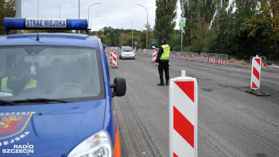 Straż miejska na ulicy Sczanieckiej. Fot. Łukasz Szełemej [Radio Szczecin]