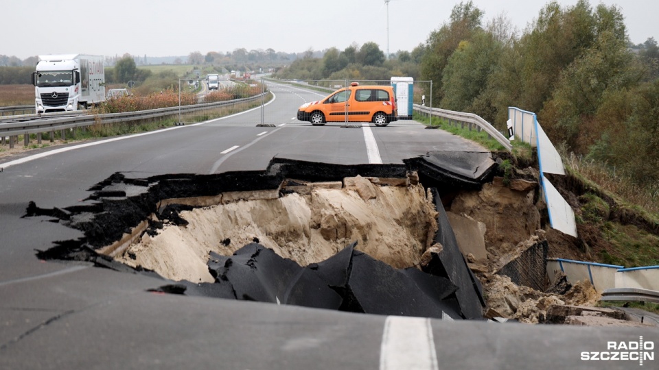 Przez osuniętą autostradę łączącą Szczecin z Lubeką polscy kierowcy skarżą się na finansowe straty, a meklemburski minister transportu zapowiada: zdarzenie może wyłączyć część drogi lub - w najlepszym przypadku - utrudnić ruch na A20 na wiele lat. Fot. We