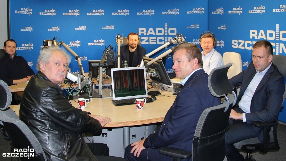 Goście "Kawiarenki politycznej" komentowali kolejną porażkę Pogoni. Portowcy przegrali w sobotę na własnym boisku z Bruk-Betem 2:3. Fot. Piotr Kołodziejski [Radio Szczecin]