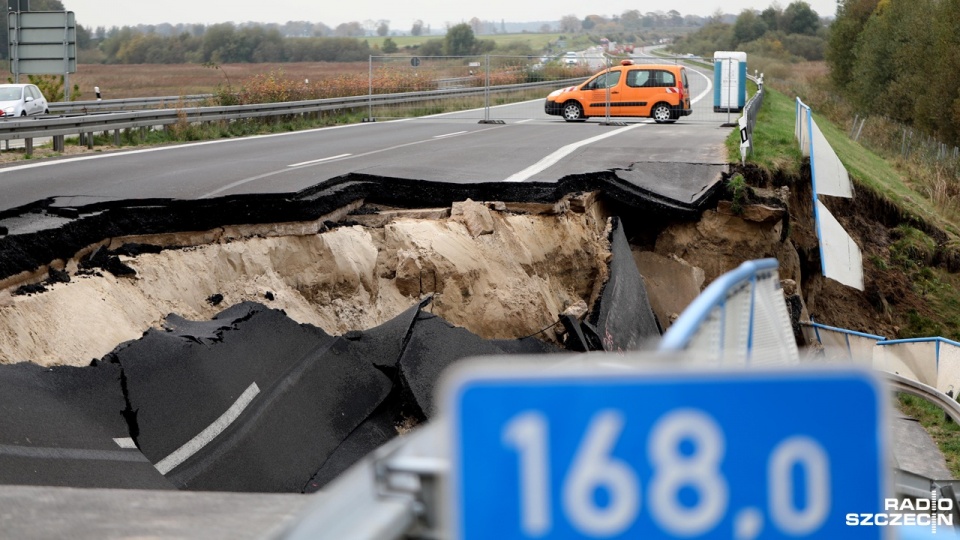 Niemiecka autostrada A20, w miejscu, gdzie osunęła się jezdnia, od piątku jest całkowicie nieprzejezdna. Fot. Weronika Łyczywek [Radio Szczecin/Archiwum]