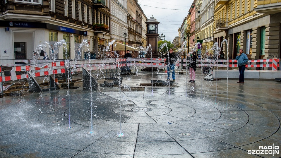 W ramach przebudowy na placu Zamenhofa powstała fontanna. Dysze, z których tryska woda zamontowane są w jezdni. Fot. Olaf Nowicki [Radio Szczecin]