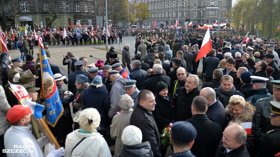 Z okazji obchodów Święta Odzyskania Niepodległości pod pomnikiem marszałka Józefa Piłsudskiego kwiaty złożyli mieszkańcy, przedstawiciele władz województwa i parlamentarzyści. Fot. Łukasz Szełemej [Radio Szczecin]