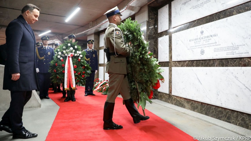 Złożenie wieńca przy grobie śp. Prezydenta RP Ryszarda Kaczorowskiego. Fot. Jakub Szymczuk / KPRP