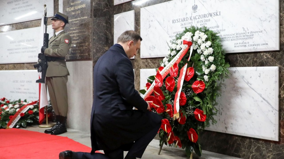 Złożenie wieńca przy grobie śp. Prezydenta RP Ryszarda Kaczorowskiego. Fot. Jakub Szymczuk / KPRP