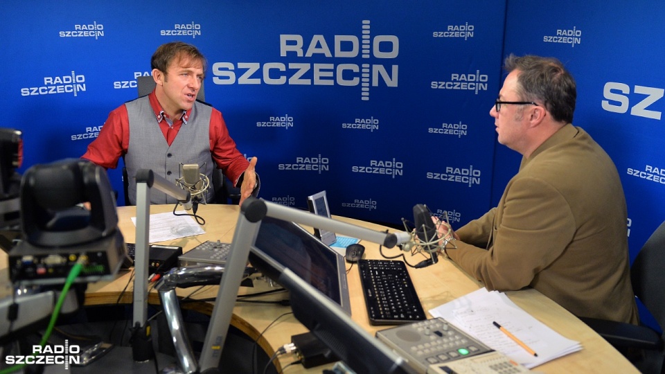 Marek Kolbowicz w "Rozmowach pod krawatem". Fot. Łukasz Szełemej [Radio Szczecin]