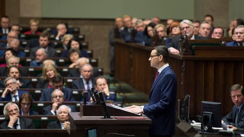Po głosowaniu premier otrzymał bukiet biało-czerwonych róż, który przekazał byłej premier Beacie Szydło. źrodło: www.facebook.com/kancelaria.premiera/