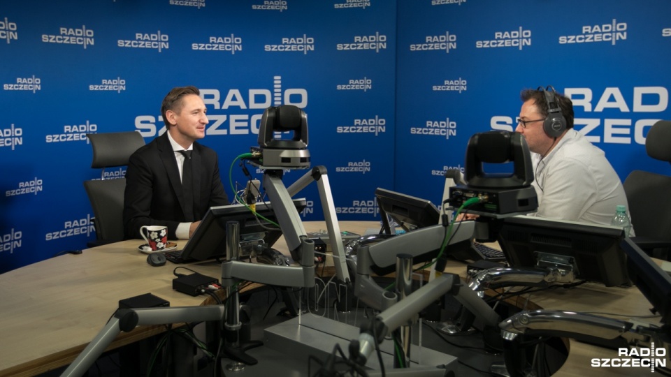 Zarzuty są polityczne i dopóki nie ma wyroku sądu w jego sprawie działacz PO jest niewinny - mówił w środę w "Rozmowach pod krawatem" marszałek województwa Olgierd Geblewicz. Fot. Weronika Łyczywek [Radio Szczecin]