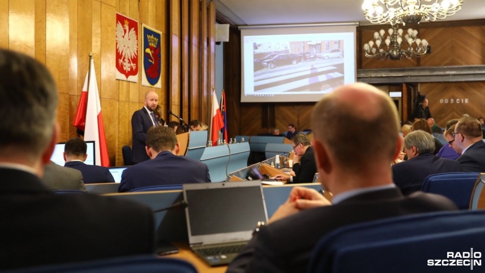 PiS był "za", ale jak tłumaczył radny Marek Duklanowski, tak jak jest zadowolony z wielu inwestycji, o które mieszkańcy różnych dzielnic prosili latami, tak czeka na podwyżki dla budżetówki, o której mówią związkowcy. Fot. Andrzej Kutys [Radio Szczecin]