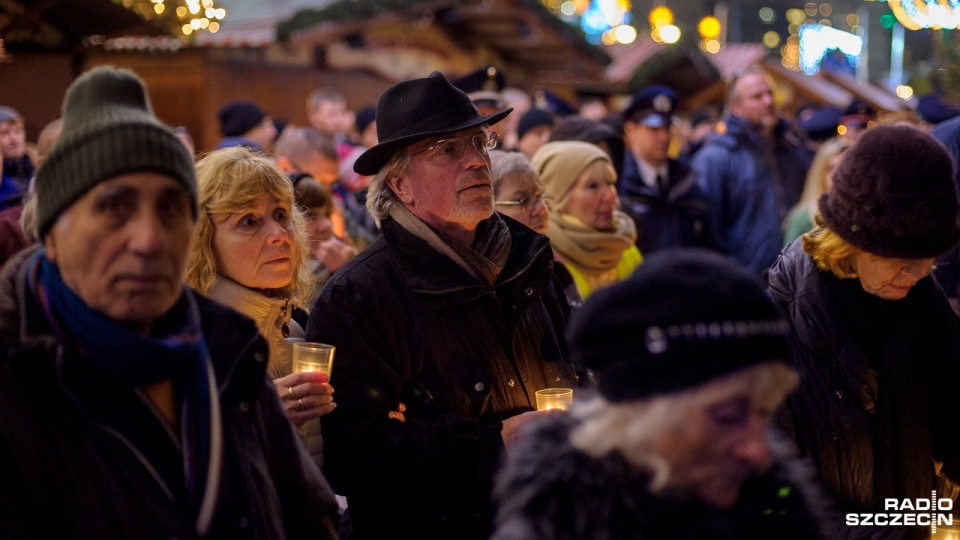 Zgromadzeni w ciszy stworzyli łańcuch światła, odczytane zostały też nazwiska wszystkich 12 osób, które zginęły w zamachu. Fot. Olaf Nowicki [Radio Szczecin]
