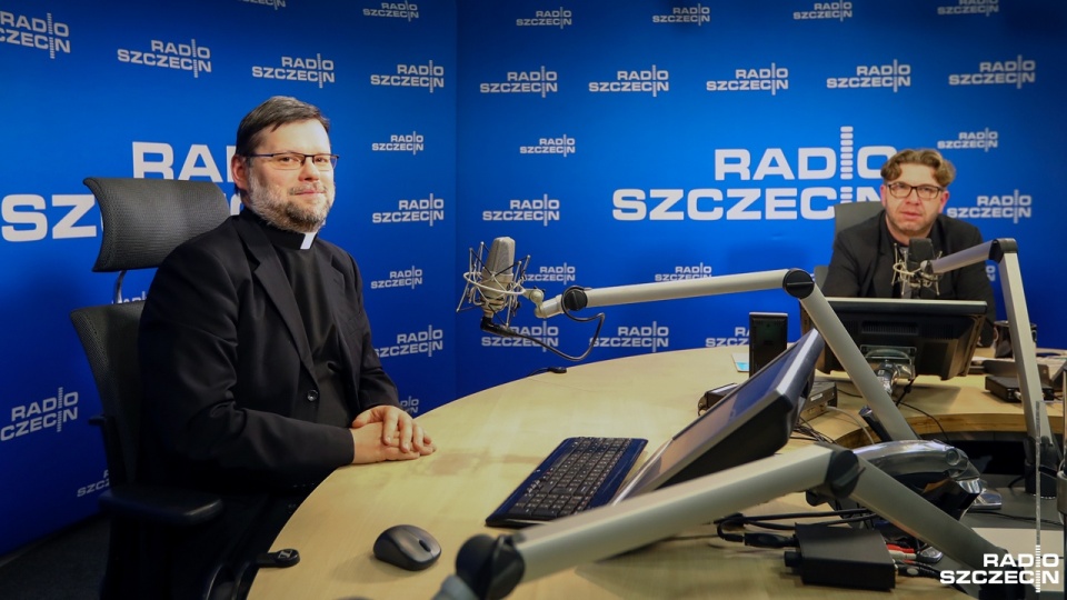 Ksiądz doktor Sławomir Zyga był gościem audycji "Rozmowy pod krawatem" w Radiu Szczecin. Fot. Weronika Łyczywek [Radio Szczecin]