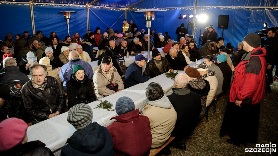 Wigilia dla samotnych i potrzebujących przy szczecińskiej katedrze. Fot. Olaf Nowicki [Radio Szczecin]