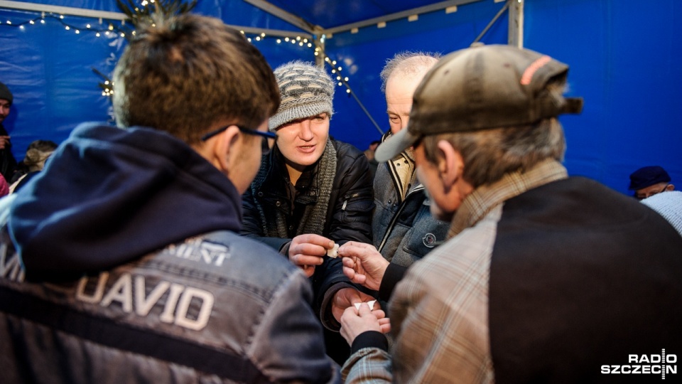 Wigilia dla samotnych i potrzebujących przy szczecińskiej katedrze. Fot. Olaf Nowicki [Radio Szczecin]