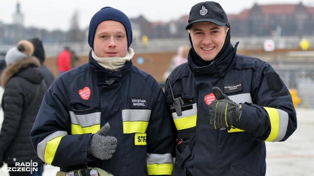 26. Finał Wielkiej Orkiestry Świątecznej Pomocy w Szczecinie. Fot. Łukasz Szełemej [Radio Szczecin] Zimno, ale wolontariusze WOŚP są zadowoleni [DUŻO ZDJĘĆ, WIDEO]