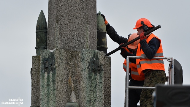 Demontaż pomnika wdzięczności Armii Czerwonej rozpoczął się w czwartek w Choszcznie. Fot. Łukasz Szełemej [Radio Szczecin] Znika kolejny radziecki pomnik. Ruszyła rozbiórka [WIDEO, ZDJĘCIA]