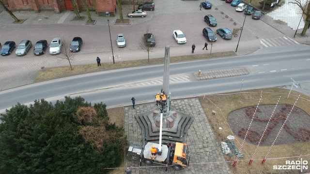 Demontaż pomnika wdzięczności Armii Czerwonej rozpoczął się w czwartek w Choszcznie. Fot. Łukasz Rabikowski [Radio Szczecin] Znika kolejny radziecki pomnik. Ruszyła rozbiórka [WIDEO, ZDJĘCIA]