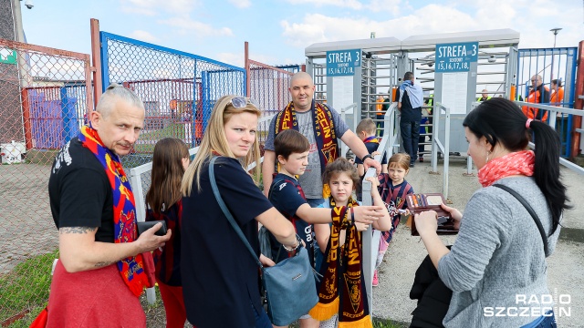 Kibice Portowców pytani o wynik przez reportera Radia Szczecin nie mieli cienia wątpliwości: Pogoń wygra z Sandecją! Fot. Robert Stachnik [Radio Szczecin] Przed meczem z Sandecją: kibice Pogoni pewni swego [ZDJĘCIA]