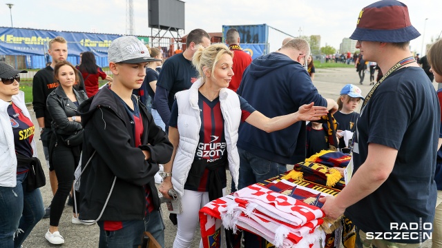 Kibice Portowców pytani o wynik przez reportera Radia Szczecin nie mieli cienia wątpliwości: Pogoń wygra z Sandecją! Fot. Robert Stachnik [Radio Szczecin] Przed meczem z Sandecją: kibice Pogoni pewni swego [ZDJĘCIA]