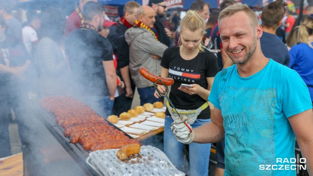 Kibice Portowców pytani o wynik przez reportera Radia Szczecin nie mieli cienia wątpliwości: Pogoń wygra z Sandecją! Fot. Robert Stachnik [Radio Szczecin] Przed meczem z Sandecją: kibice Pogoni pewni swego [ZDJĘCIA]