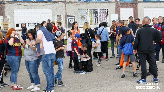 Kibice Portowców pytani o wynik przez reportera Radia Szczecin nie mieli cienia wątpliwości: Pogoń wygra z Sandecją! Fot. Robert Stachnik [Radio Szczecin] Przed meczem z Sandecją: kibice Pogoni pewni swego [ZDJĘCIA]