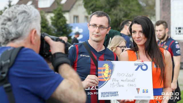 Kibice Portowców pytani o wynik przez reportera Radia Szczecin nie mieli cienia wątpliwości: Pogoń wygra z Sandecją! Fot. Robert Stachnik [Radio Szczecin] Przed meczem z Sandecją: kibice Pogoni pewni swego [ZDJĘCIA]