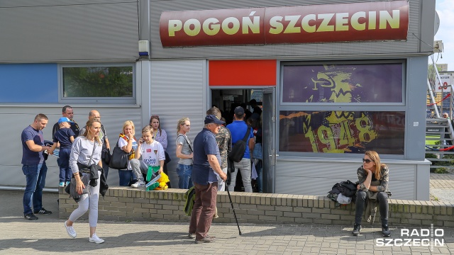 Kibice Portowców pytani o wynik przez reportera Radia Szczecin nie mieli cienia wątpliwości: Pogoń wygra z Sandecją! Fot. Robert Stachnik [Radio Szczecin] Przed meczem z Sandecją: kibice Pogoni pewni swego [ZDJĘCIA]